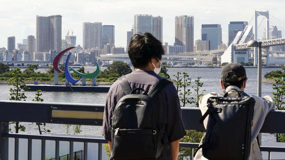 epa09421607 Visitors watch a Paralympic Symbol set for the Tokyo 2020 Paralympic Games at Odaiba Marine Park in Tokyo, Japan, 20 August 2021. Tokyo 2020 Paralympic Games will start on 24 August through 05 September 2021, while the COVID-19 state of emergency is declared in 13 prefectures, including Tokyo, in Japan.  EPA/KIMIMASA MAYAMA