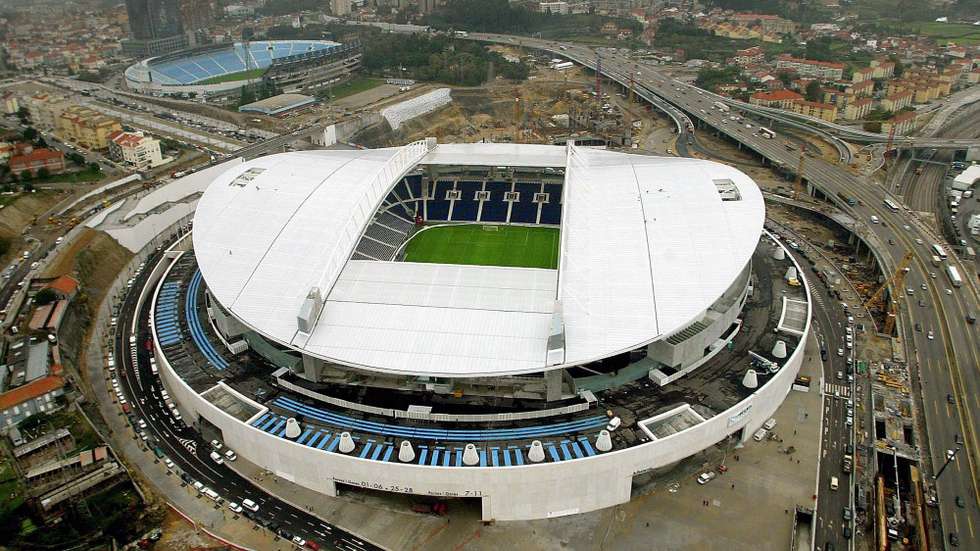 epa09196430 (FILE) - Picture dated 14 November 2003 shows an overview of FC Porto's Dragao Stadium in Porto, Portugal (reissued 13 May 2021. The UEFA announced 13 May 2021 that the UEFA Champions League final on 29 May 2021 between Manchester City and Chelsea FC will moved from Istanbul to the Dragao Stadium in Porto.  EPA/ESTELA SILVA *** Local Caption *** 00090398