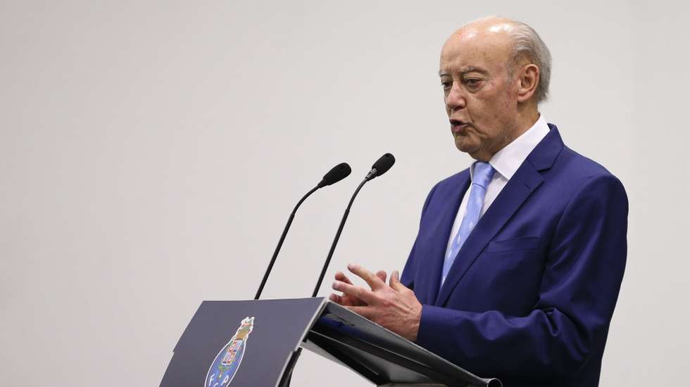 O presidente reeleito do FC Porto, Jorge Nuno Pinto da Costa discursa durante a tomada de posse dos órgãos sociais do FC Porto, no estádio do Dragão, Porto, 9 de junho de 2020. JOSÉ COELHO/LUSA