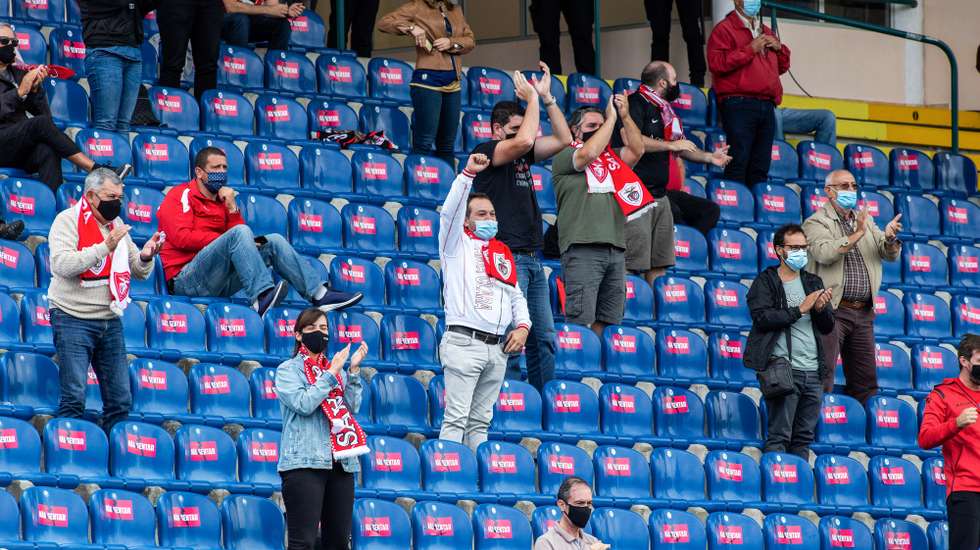 O jogo Santa Clara–Gil Vicente, vai ter uma assistência de 1.000 pessoas, sendo o primeiro jogo profissional da época a ter público no estádio devido às restrições da covid-19 durante jogo da Primeira Liga de Futebol, 3.ª jornada entre o Santa Clara e o  Gil Vicente, disputado no Estádio de São Miguel, em Ponta Delgada, Ilha de São Miguel, Açores, 03 de outubro de 2020. EDUARDO COSTA/LUSA