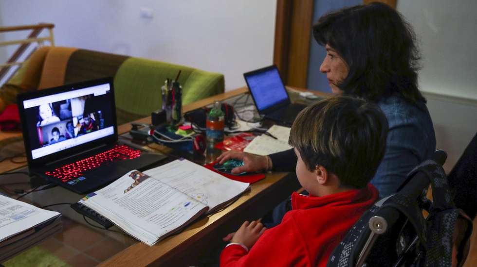 Francisco Gouveia, tem dificuldade em assistir às aulas devido às constantes quebras na transmissão da imagem e do som, e a mãe Margarida Dias tem dificuldades no teletrabalho, em Vila Nova, uma das localidades onde, apesar da transição digital, ainda há locais sem acesso a internet de qualidade, Miranda do Corvo, 19 de fevereiro de 2021. (ACOMPANHA TEXTO DA LUSA DO DIA 05 DE MARÇO DE 2021). PAULO NOVAIS/LUSA