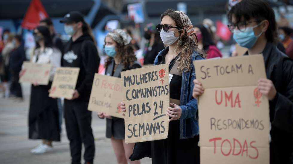 Manifestação Nacional de Mulheres convocada pelo Movimento Democrático de Mulheres, no Porto, 07 de março de 2021. FERNANDO VELUDO/LUSA