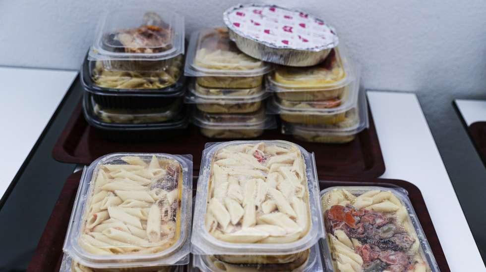 Refeições embaladas prontas para serem distribuídas a pessoas carenciadas por elementos do grupo de trabalho do Movimento de Apoio à Problemática da Sida (MAPS), em Faro, 28 de abril de 2020. Os pedidos de ajuda alimentar aumentaram nas últimas semanas no Algarve entre famílias tradicionalmente mais favorecidas, que agora enfrentam quebras no rendimento devido à covid-19, levando-as a recorrer a apoios habitualmente mais direcionados à população carenciada. Com 30 anos dedicados ao apoio aos mais necessitados, o Movimento de Apoio à Problemática da Sida (MAPS) viu-se obrigado a adaptar a sua sede em Faro para conseguir responder ao aumento dos pedidos de ajuda que tem recebido. (ACOMPANHA TEXTO DO DIA 01 DE MAIO DE 2020). LUÍS FORRA/LUSA