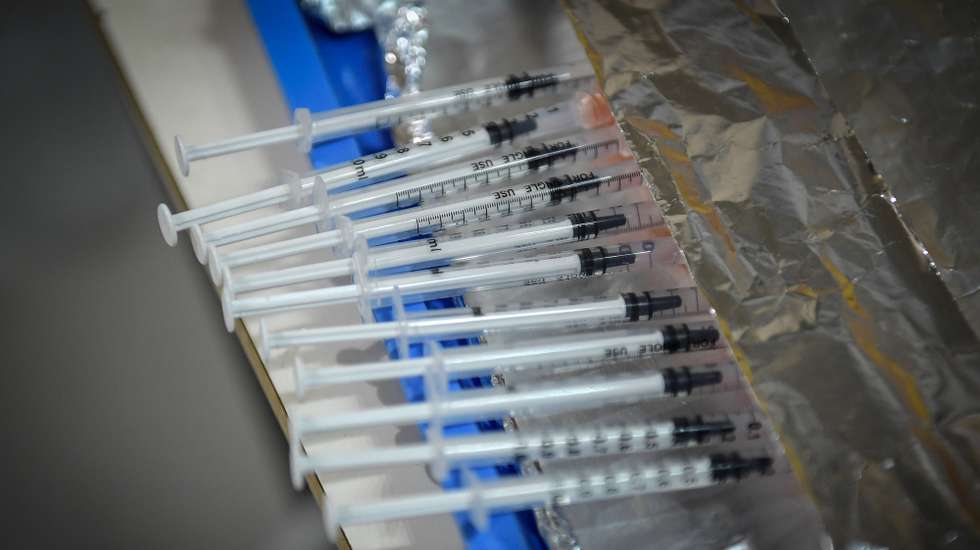 Inoculação de vacinas a professores e a auxiliares no Centro de Vacinação de Gondomar (ACES Gondomar), instalado no Pavilhão Multiusos em Gondomar. 18 de Abril 2021. FERNANDO VELUDO/LUSA