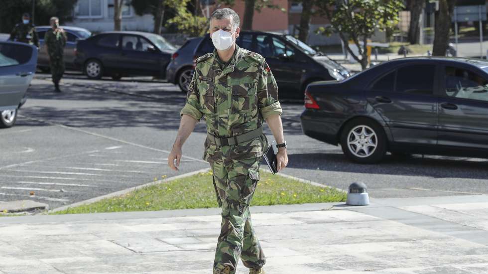 O coordenador da Task Force do Plano de Vacinação contra a Covid-19, Vice-Almirante Henrique Gouveia e Melo, à chegada para a  sessão de apresentação da "Situação epidemiológica da Covid-19 em Portugal", na sede do Infarmed, em Lisboa, 28 de maio de 2021. MIGUEL A. LOPES/LUSA
