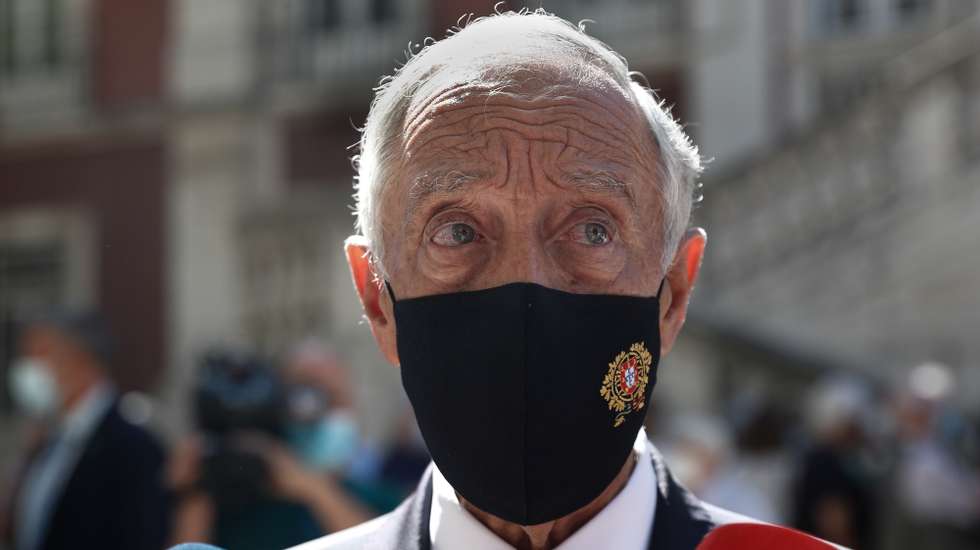 O Presidente da República, Marcelo Rebelo de Sousa, fala aos jornalistas após ter prestado homenagem a Otelo Saraiva de Carvalho, na Capela da Academia Militar, em Lisboa, 27 de julho de 2021. Otelo Saraiva de Carvalho, militar e comandante operacional do 25 de Abril de 1974, morreu no passado domingo aos 84 anos. ANTÓNIO COTRIM/LUSA