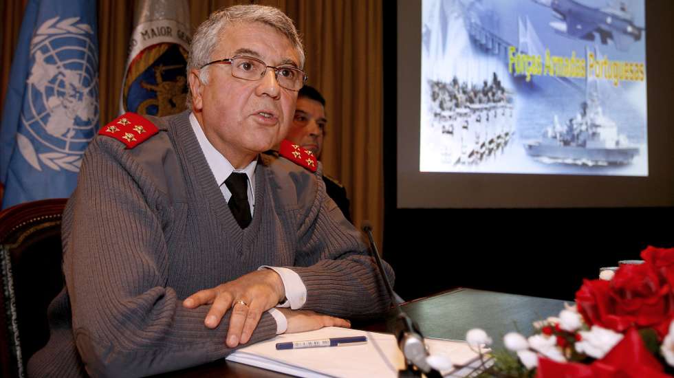 O Chefe do Estado Maior das Forças Armadas, General Valença Pinto, na conferência de imprensa do Estado Maior das Forças Armadas sobre as Forças Nacionais destacadas, no Ministério da Defesa, 26 Janeiro 2009, em Lisboa. JOSÉ SENA GOULÃO/LUSA