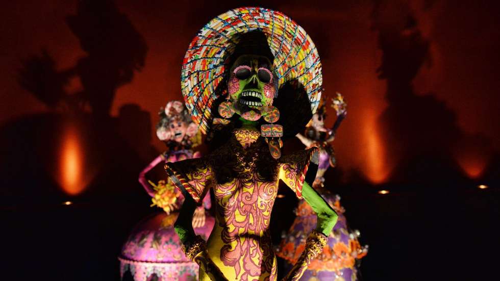 O Dia dos Mortos tem raízes nas culturas pré-hispânicas da Mesoamérica e assenta na crença de que os mortos regressam temporariamente ao mundo dos vivos para se reunirem com os seus familiares