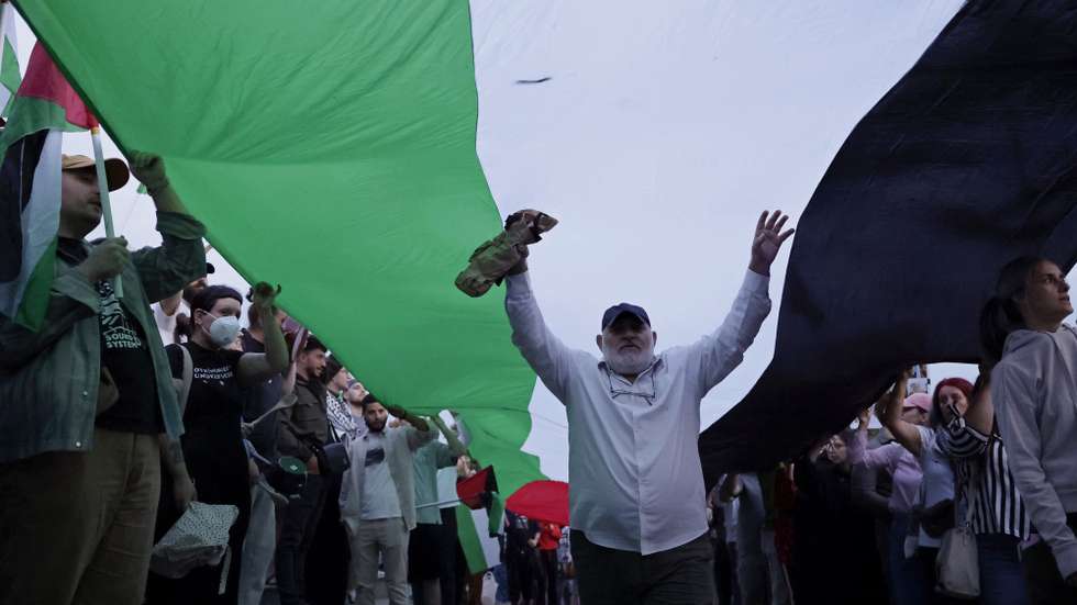 epa12341457 People carrying a huge Palestine flag take part in a demonstration in support of Palestinians, in Bucharest, Romania, 31 August 2025. Palestinian refugees and human rights activists in Romania mobilized in solidarity with the Palestinian people and to protest Israel’s offensive in Gaza.  EPA/ROBERT GHEMENT