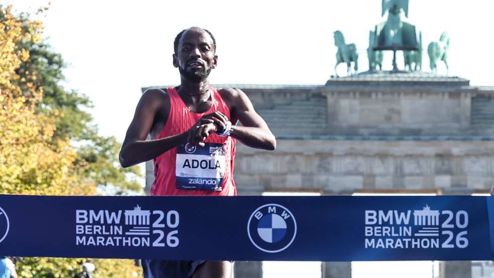 epa13265836 Ethiopia's Guye Adola crosses the finish line to win the Men's Elite race of the 52nd Berlin Marathon in Berlin, Germany, 27 September 2026.  EPA/FILIP SINGER