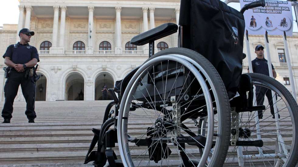 O beneficiário não pode acumular a pensão "com o exercício, a qualquer título, de atividade profissional"