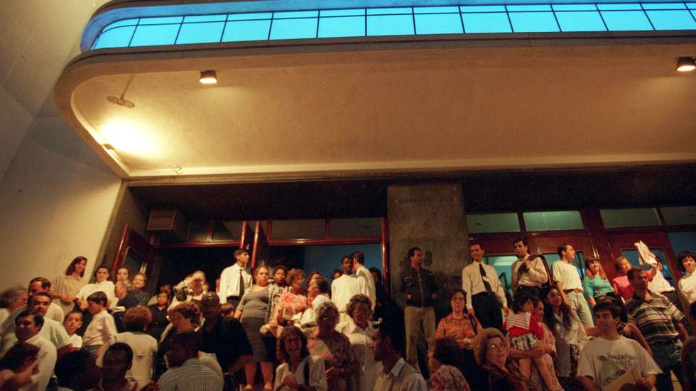 04081995-LISBOA: Crentes da Igreja Universal do Reino de Deus, ˆ saida de uma sess‹o de culto, na sede da igreja em Lisboa, no antigo cinema ImpŽrio. FOTO ANDRE KOSTERS/LUSA