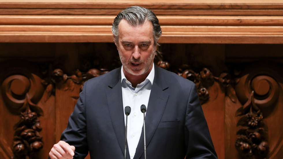 O deputado da Iniciativa Liberal (IL), João Cotrim Figueiredo, fala durante a sessão plenária de debate sobre o pedido de autorização de renovação do Estado de Emergência realizado na Assembleia da República, em Lisboa, 11 de março de 2021.  MANUEL DE ALMEIDA/LUSA