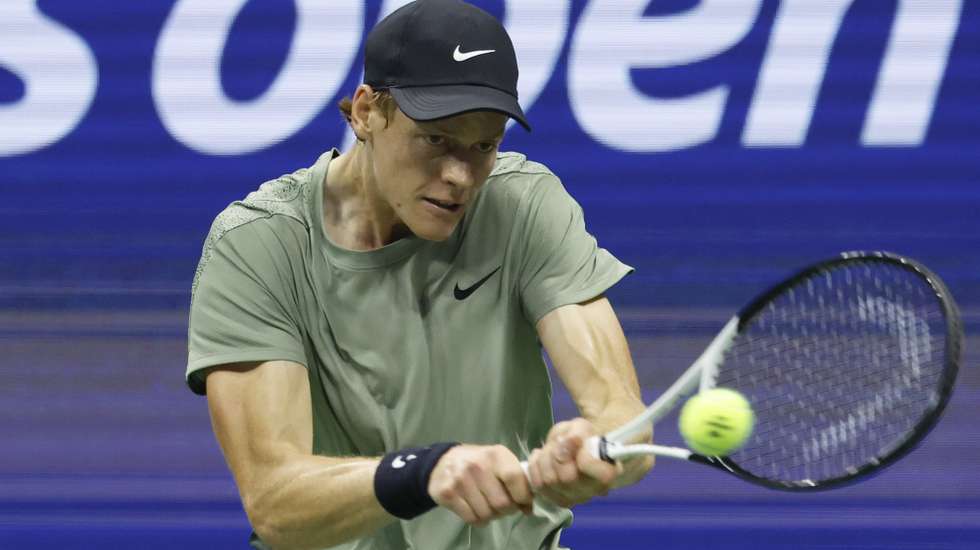 epa11585714 Jannik Sinner of Italy in action against Daniil Medvedev of Russia during their quarterfinals match at the US Open Tennis Championships at the USTA Billie Jean King National Tennis Center in Flushing Meadows, New York, USA, 04 September 2024. The US Open tournament runs from 26 August through 08 September.  EPA/JOHN G. MABANGLO