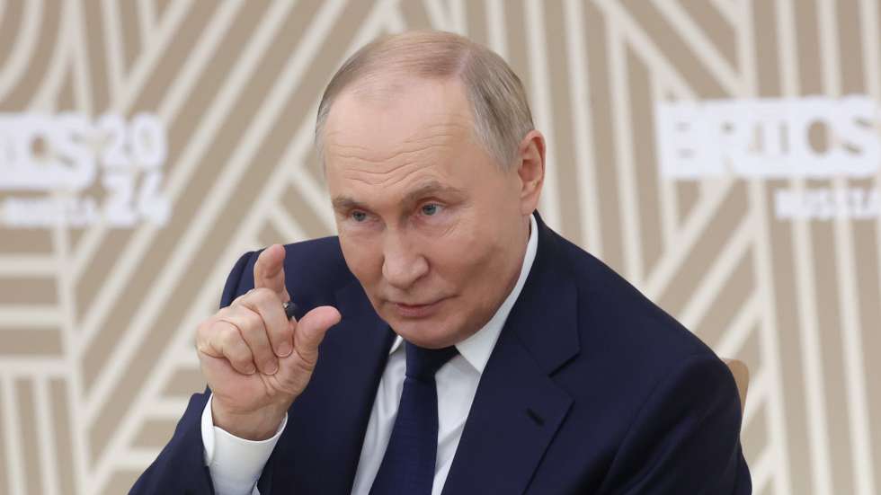 epa11667049 Russian President Vladimir Putin meets with heads of leading media outlets from the BRICS member countries in Novo-Ogaryovo, Russia, 18 October 2024.  EPA/VYACHESLAV PROKOFYEV / SPUTNIK / KREMLIN POOL MANDATORY CREDIT