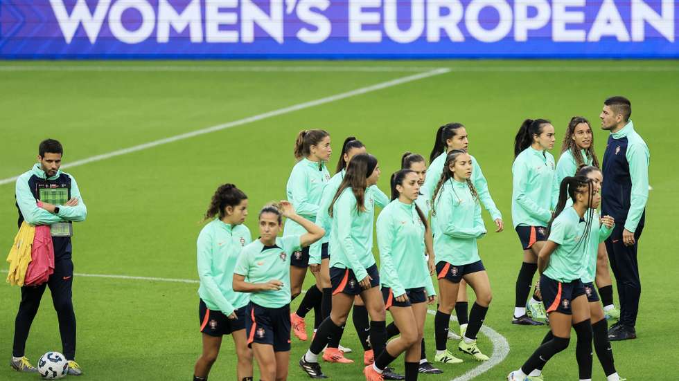 O selecionador nacional da equipa portuguesa de futebol feminina, Francisco Neto (D), durante um treino no estádio do Dragão, Porto, 28 de novembro de 2024. Portugal defronta a República Checa em preparação para o play-off de qualificação para o Campeonato da Europa de 2025,JOSÉ COELHO/LUSA