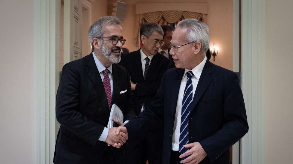 O ministro de Estado e dos Negócios Estrangeiros de Portugal, Paulo Rangel (E), durante o encontro com o Chefe do Executivo da Região Administrativa Especial de Macau, Sam Hou Fai (D) em Macau, China, 28 de março de 2025. GONÇALO LOBO PINHEIRO/LUSA