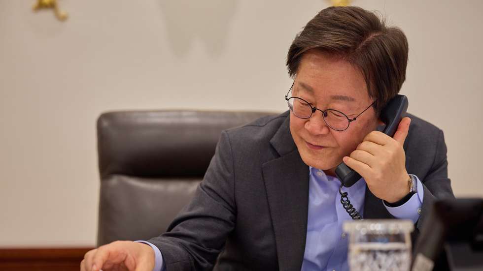 epa12259838 A handout photo made available by the Presidential Office shows South Korean President Lee Jae Myung speaking by phone with Uzbek President Shavkat Mirziyoyev at his office in Seoul, South Korea, 25 July 2025.  EPA/Presidential Office / HANDOUT SOUTH KOREA OUTHANDOUT EDITORIAL USE ONLY/NO SALES