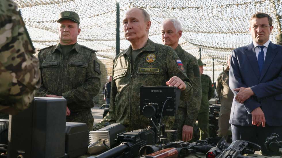 epa12383007 Russian President Vladimir Putin (C), accompanied by Commander-in-Chief of the Russian Ground Forces Andrey Mordvichev (L), Defense Minister Andrei Belousov (2-R) and Nizhny Novgorod Region Governor Gleb Nikitin (R), inspects Russian weapons and equipment during his visit to the Russian-Belarusian joint military drills 'Zapad 2025' (West 2025) at the Mulino training ground, Nizhny Novgorod region, Russia, 16 September 2025.  EPA/MIKHAIL METZEL/SPUTNIK/KREMLIN POOL MANDATORY CREDIT