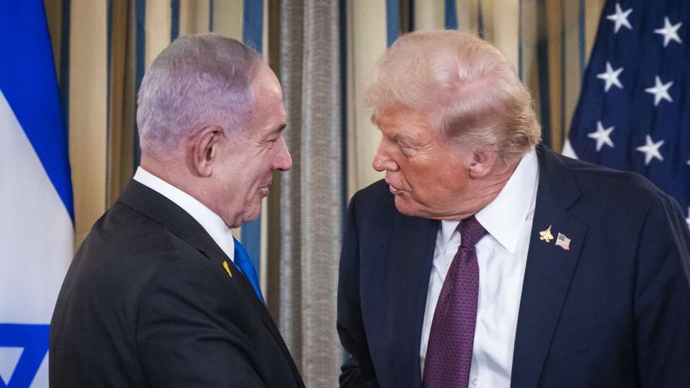 epaselect epa12415301 US President Donald Trump (R) shakes hands with Israeli Prime Minister Benjamin Netanyahu (L) after they spoke at a press conference in the State Dining Room of the White House in Washington, DC, USA, 29 September 2025. In their meeting, Trump pressed Netanyahu to accept a peace deal to end IsraelÕs on-going war in Gaza, and for Hamas to free their remaining hostages.  EPA/JIM LO SCALZO / POOL