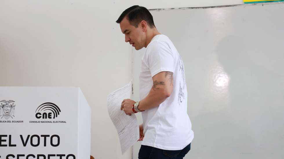 epa12529457 Ecuatorian President Daniel Noboa casts his vote in the referendum in Quito, Ecuador, 16 November 2025. More than 13.9 million Ecuadorians are eligible to vote on four questions, including proposals to form a Constituent Assembly to draft a new constitution and to re-establish foreign military bases.  EPA/GIANNA BENALCAZAR