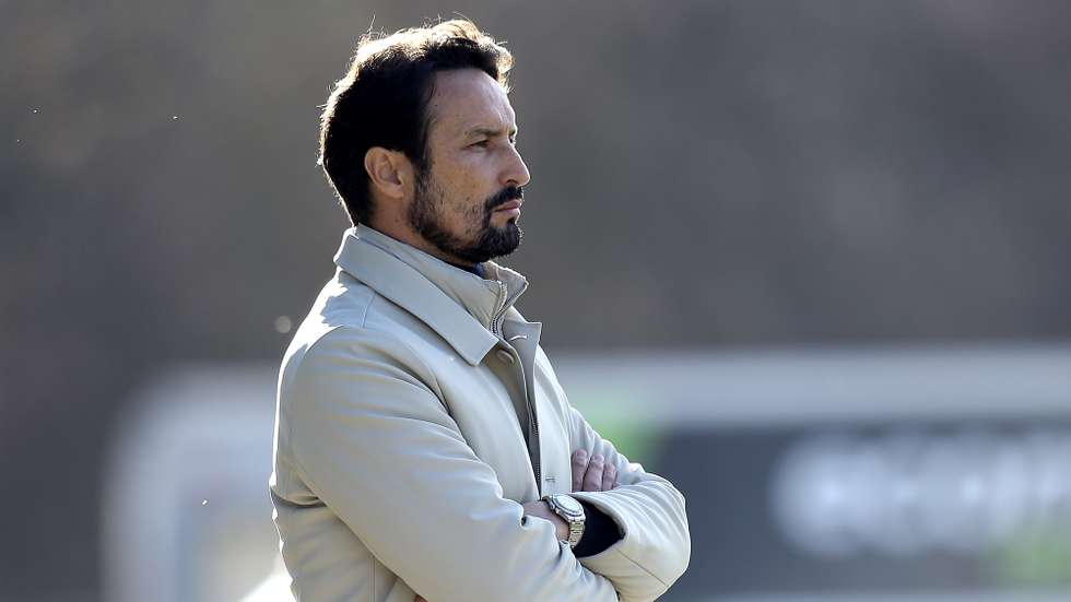 O treinador do Gil Vicente, César Peixoto, reage durante o jogo Primeira Liga de futebol contra o Arouca realizado no Estádio Municipal de Arouca, em Arouca, 28 de dezembro de 2025. MANUEL FERNANDO ARAÚJO/LUSA