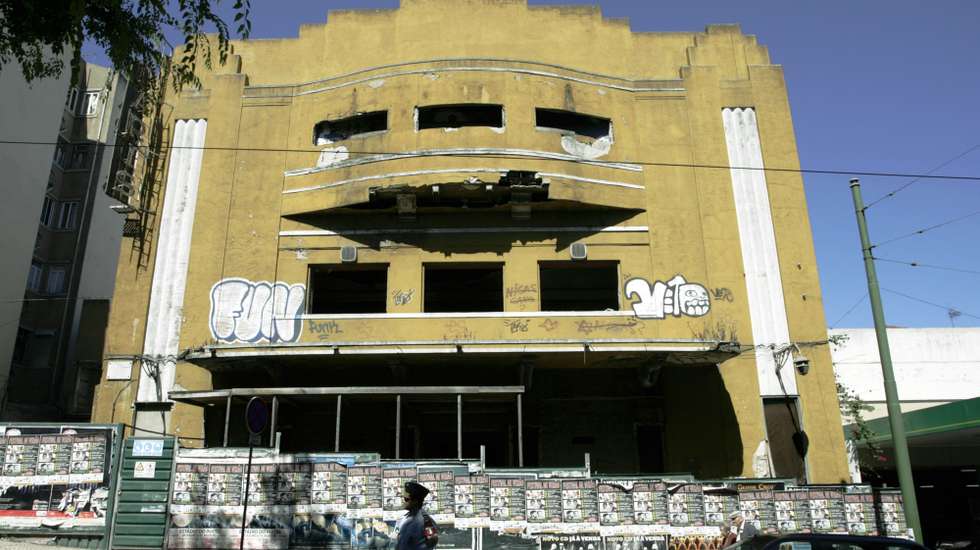 Fachada do antigo edificio do Cinema Paris, que ameaça ruir devido ao seu avançado estado de degradação. MIGUEL A. LOPES / LUSA
