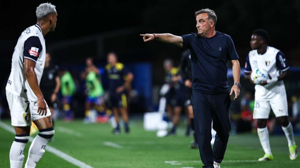 O treinador do Famalicão, Carlos Carvalhal, durante o jogo da I Liga de futebol contra o Estoril Praia, realizado no Estádio António Coimbra da Mota, no Estoril, 7 de agosto de 2026. RODRIGO ANTUNES/LUSA