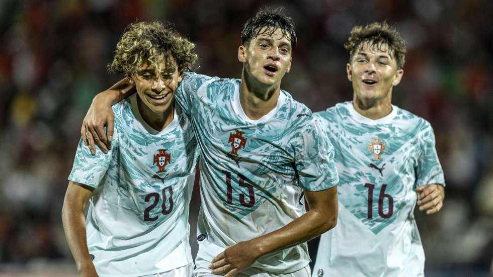 O jogador de Portugal, Rodrigo Rego (C), festeja um golo contra Gibraltar durante o jogo da fase de qualificação do Europeu sub-21 Albânia/Sérvia2027 de futebol, disputado no estádio de São Miguel, em Ponta Delgada, Açores, 30 de setembro de 2026. EDUARDO COSTA/LUSA
