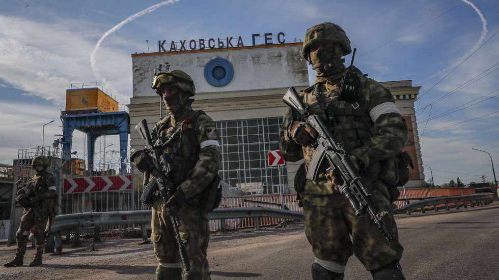 epaselect epa09962096 A picture taken during a media tour organized by the Russian Army shows Russian servicemen standing guard near the Kakhovka Hydroelectric Power Plant (HPP) on the Dnieper River in Kakhovka, near Kherson, Ukraine, 20 May 2022 (issued 21 May 2022). The Kakhovka HPP is the main source of energy supply to the south of Ukraine, as well as the most important strategic facility.  EPA-EFE/SERGEI ILNITSKY