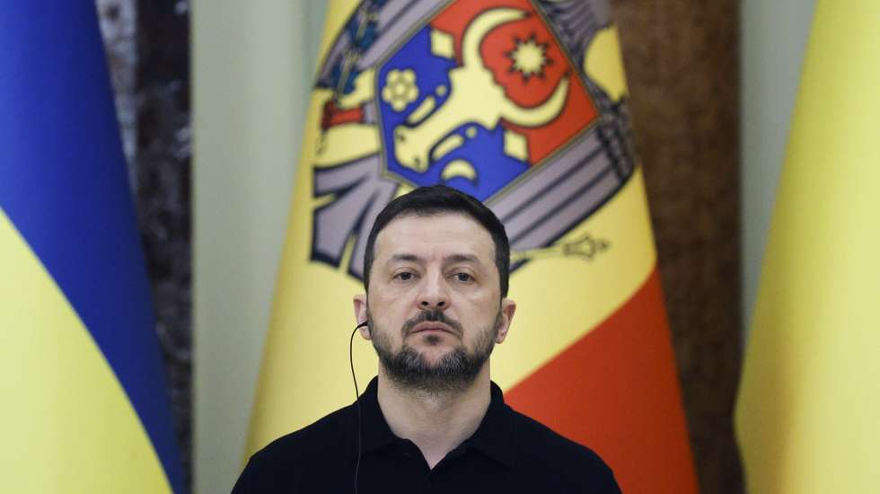 epa11851663 Ukraine's President Volodymyr Zelensky attends a press conference with his Moldovan counterpart following their meeting in Kyiv, Ukraine, 25 January 2025. Maia Sandu arrived in Kyiv to meet with top Ukrainian officials amid the Russian invasion.  EPA/SERGEY DOLZHENKO