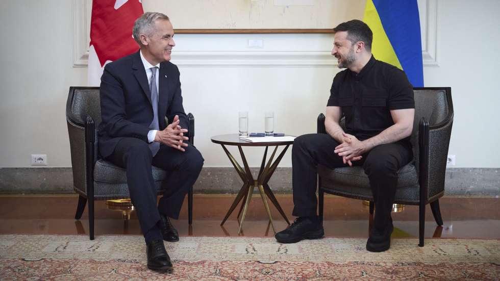 epa12110658 A handout photo made available by the Ukrainian Presidential Press Service shows Ukraine's President Volodymyr Zelensky (R) and Canadian Prime Minister Mark Carney (L) sit for a meeting in Rome, Italy, 17 May 2025.  EPA/UKRAINIAN PRESIDENTIAL PRESS SERVICE / HANDOUT  HANDOUT EDITORIAL USE ONLY/NO SALES