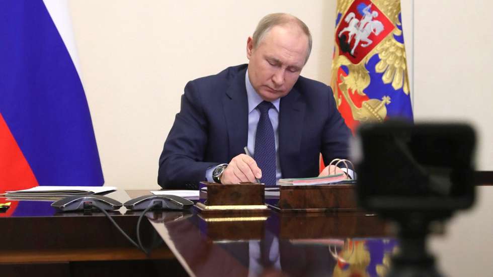 epa09848806 Russian President Vladimir Putin meets with the winners of the 2021 Presidential Prize for young cultural workers and with Presidential Prize winners in the field of literature and art for works for children and youth in 2021 via teleconference call, in Novo-Ogaryovo state residence outside Moscow, Russia, 25 March 2022.  EPA/MIKHAIL KLIMENTYEV / KREMLIN / SPUTNIK / POOL MANDATORY CREDIT