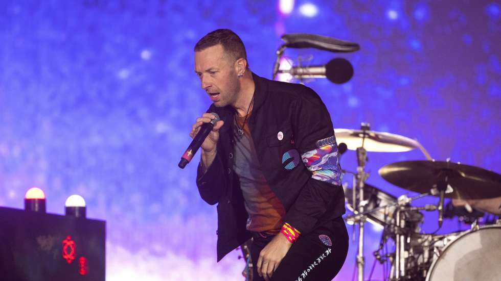 epa09843441 British singer Chris Martin and his band Coldplay perform during a concert as part of the 'Music of the Spheres' tour, at the Felix Sanchez Olympic Stadium in Santo Domingo, Dominican Republic, 22 March 2022.  EPA/Orlando Barria