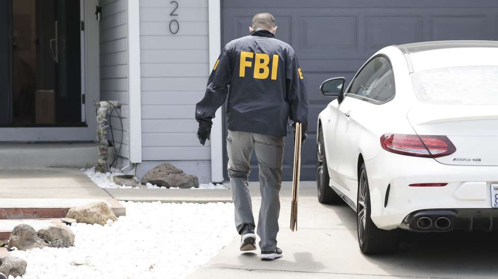 epa11426808 An agent from the Federal Bureau of Investigation executing a search warrant on the home of Andy Duong, owner of California Waste Solutions, in Oakland, California, USA, 20 June 2024. The FBI confirmed search warrants for Mayor Thao's home and another nearby home, but had not yet provided details on the nature of the investigation. The other home searched today is owned by Andy Duong, the owner of California Waste Solutions, a company investigated in the past by the Oakland Public Ethics Commission for alleged political money laundering.  EPA/JOHN G MABANGLO
