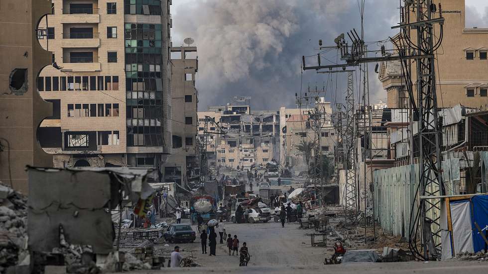 epaselect epa12398163 Smoke rises as Palestinians flee an area targeted by an Israeli airstrike in Gaza City, Gaza Strip, 22 September 2025. More than 65,300 Palestinians have been killed in the Gaza Strip since October 2023, according to the Palestinian Ministry of Health, and about 1,200 Israelis have been killed since the launch of an Israeli military campaign in response to a cross-border attack by Hamas on 07 October 2023.  EPA/MOHAMMED SABER