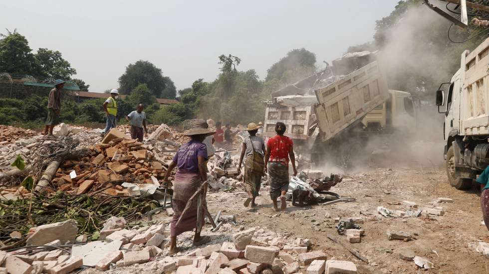 epaselect epa12004403 Volunteers clear debris from structures damages by a recent earthquake, in Mandalay, Myanmar, 02 April 2025. More than 2,700 people have been killed and thousands injured after a 7.7-magnitude earthquake struck the country on 28 March, according to the Myanmar government.  EPA/NYEIN CHAN NAING