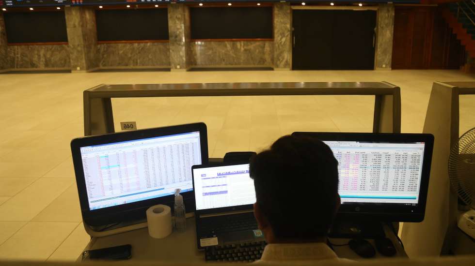 epa09051026 A Pakistani stock broker monitors the latest share prices during a trading session at the Pakistan Stock Exchange (PSX) in Karachi, Pakistan, 04 March 2021. The Pakistani benchmark PSX-100 Index was down 737.26 points during the day's early trading.  EPA/REHAN KHAN