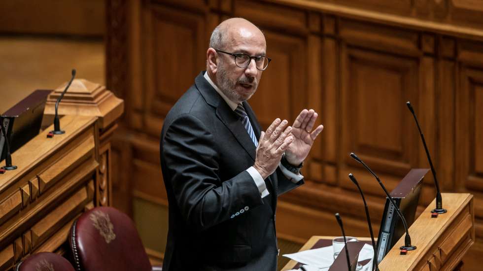 O líder parlamentar do CDS, Telmo Correia, usa da palavra durante o debate quinzenal, na Assembleia da República, em Lisboa, 22 de abril de 2020. JOSÉ SENA GOULÃO/LUSA