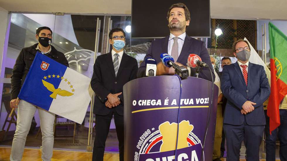 O presidente do Chega, Andre Ventura, acompanhado pelo candidato pelo partido, Carlos Augusto Furtado (2E), reage após a divulgação dos resultados das eleições legislativas da Região Autónoma dos Açores, em Ponta Delgada, Açores, 26 de outubro de 2020. O partido Chega conseguiu hoje o seu primeiro deputado eleito nas legislativas regionais dos Açores, pelo círculo da ilha de São Miguel, segundo os resultados divulgados pela Direção Regional de Organização e Administração Pública (DROAP). EDUARDO COSTA /LUSA