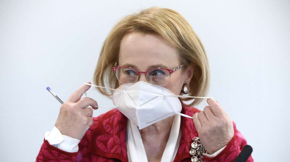 A diretora-geral da Saúde, Graça Freitas, retira a sua máscara de proteção respiratória à chegada para a conferência de imprensa de atualização da situação epidemiológica em Portugal, relativa à infeção pelo novo coronavírus (Covid-19), realizada no Ministério da Saúde, em Lisboa, 23 de novembro de 2020. Portugal regista até ao momento 3.971 (+74) mortes associadas à Covid-19 e 264.802 (+4.004) infetados, segundo o boletim divulgado pela Direção-Geral da Saúde (DGS). ANTÓNIO PEDRO SANTOS/POOL/LUSA