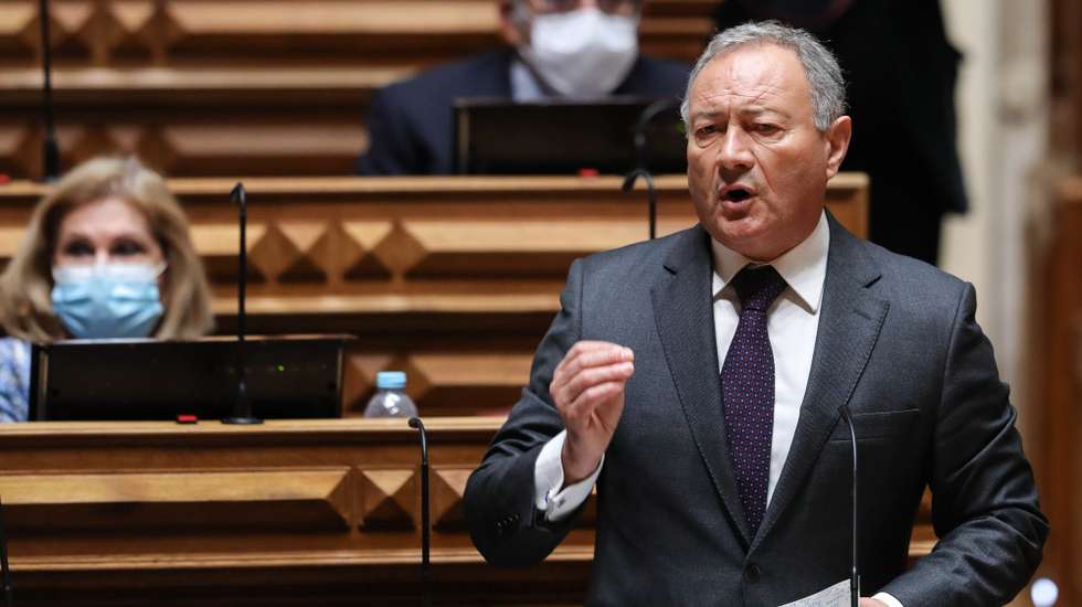 O líder parlamentar do Partido Social Democrata (PSD), Adão Silva, intervém no debate com a presença do primeiro-ministro sobre política geral, esta tarde na Assembleia da República, em Lisboa, 19 de janeiro de 2021. Portugal contabilizou hoje 218 mortes, um novo máximo de óbitos em 24 horas, relacionados com a covid-19, e 10.455 novos casos de infeção pelo novo coronavírus, segundo a Direção-Geral da Saúde (DGS). MIGUEL A. LOPES/LUSA
