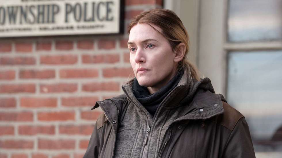 Nada seria minimamente empolgante se não estivesse no centro de tudo Kate Winslet, que protagoniza os sete episódios e é produtora da série