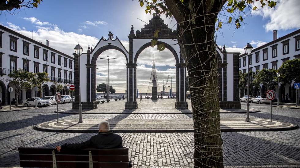 A Câmara Municipal de Ponta Delgada decidiu manter em vigor as alterações ao trânsito implementadas durante a quadra festiva no centro histórico. O presidente da autarquia, Pedro Nascimento Cabral (ausente na foto), refere que o objetivo é promover uma “cidade verdadeiramente sustentável do ponto de vista ambiental, social e económico”. em Ponta Delgada, 05 de Janeiro de 2022. EDUARDO COSTA/LUSA