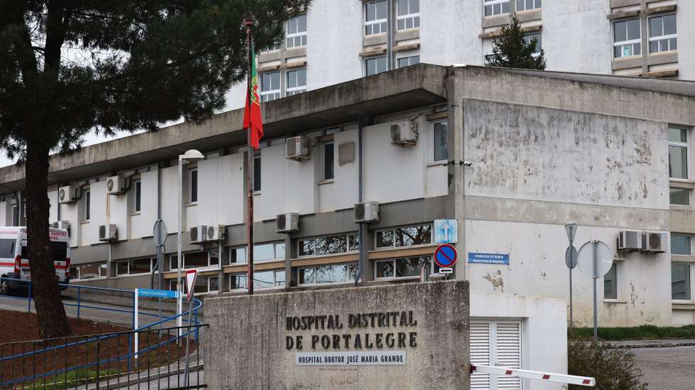 Fachada do edifício principal do Hospital Dr. José Maria Grande, Portalegre