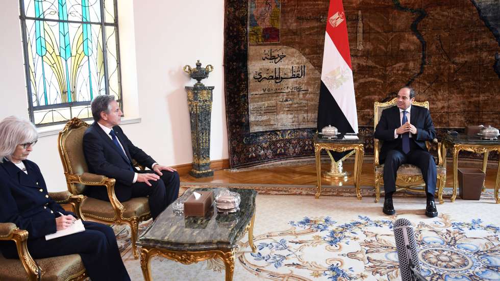 epa10920465 A handout photo made available by the Egyptian Presidential Office shows Egyptian President Abdul Fattah al-Sisi (R) meeting  with the US Secretary of State Antony Blinken (L), at the Presidential palace in Cairo, Egypt, 15 October 2023. Blinken is on a regional tour from 11 to 15 October 2023, visiting Israel, Jordan, Qatar, Saudi Arabia, the United Arab Emirates, and Egypt.  EPA/HANDOUT HANDOUT   HANDOUT EDITORIAL USE ONLY/NO SALES HANDOUT EDITORIAL USE ONLY/NO SALES