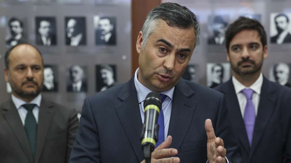 O ministro da Educação, Fernando Alexandre fala aos jornalistas após reuniões com organizações sindicais de professores, no Ministério da Educação, Ciência e Inovação, Lisboa, 3 de maio de 2024. O Governo convocou as 12 estruturas sindicais representantes dos professores para iniciar o processo negocial com vista à recuperação do tempo de serviço, assim como de outras medidas de valorização da carreira. MIGUEL A. LOPES/LUSA