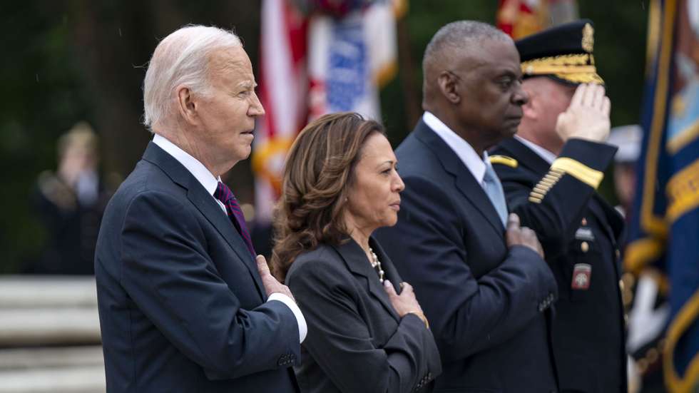 epa11374097 US President Joe Biden (L), Vice President Kamala Harris (2-L) and Secretary of Defense Lloyd Austin (3-L) look on during the pledge of allegiance at a Presidential Armed Forces Full Honor Wreath-Laying Ceremony at the Tomb of the Unknown Soldier at Arlington National Cemetery in Arlington, Virginia, USA, 27 May 2024.  EPA/BONNIE CASH / POOL