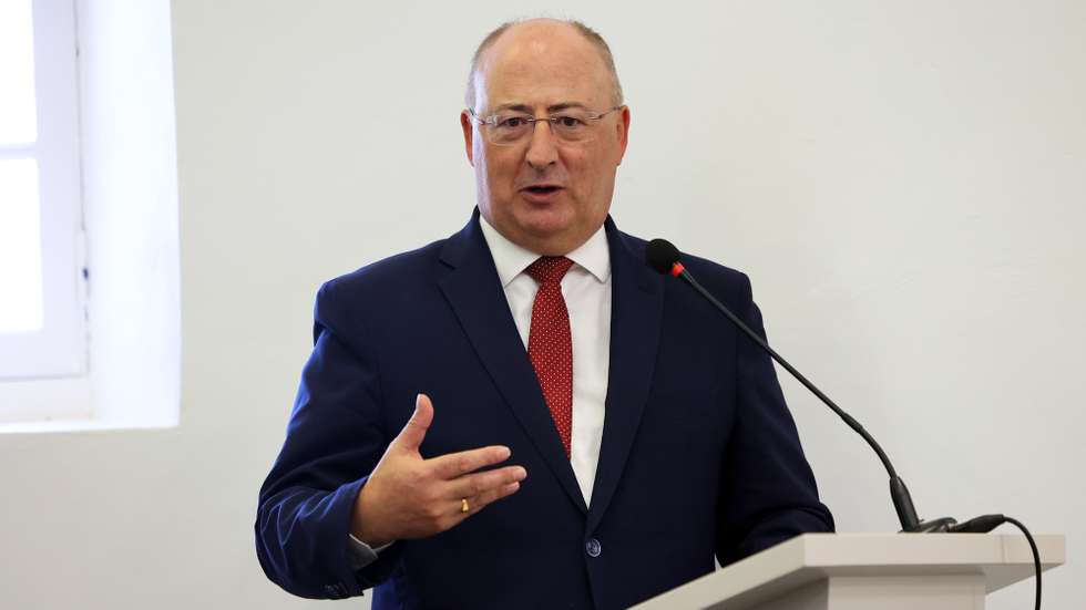 O ministro da Agricultura e Pescas, José Manuel Fernandes, intervém na cerimónia de assinatura do contrato da “Empreitada de Construção da Rede de Rega do Aproveitamento Hidroagrícola do Xévora”, em Campo Maior, 27 de agosto de 2024. NUNO VEIGA/LUSA