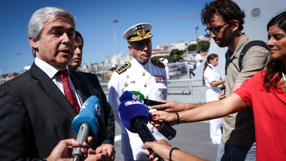 O ministro da Defesa Nacional, Nuno Melo, fala os jornalistas durante a cerimónia de entrega do comando da EUROMARFOR ao vice-almirante Salvado de Figueiredo (ausente na imagem), em Lisboa, 15 de setembro de 2025. RODRIGO ANTUNES/LUSA